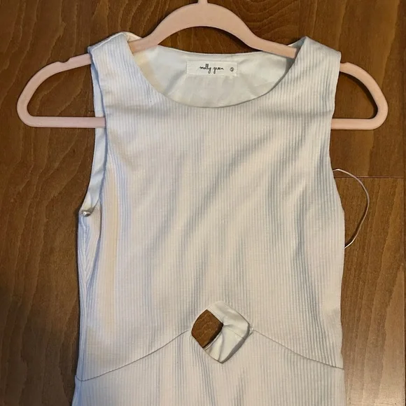 Elegant White Midi Dress with Cutout Detail - Picture 2 of 2